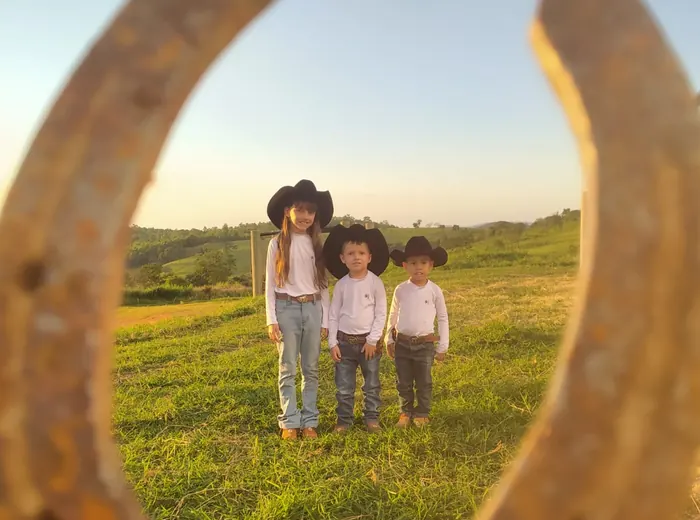 Crianças em vivência equestre no campo